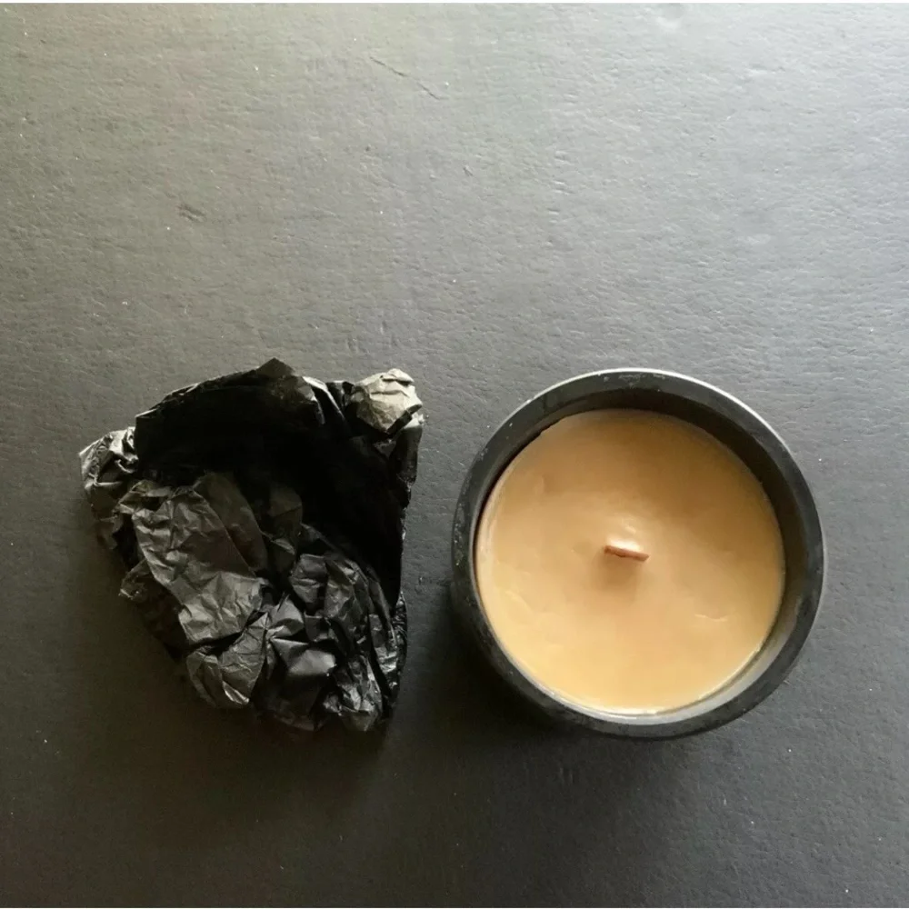 NIB DayNa Decker Chandel Amoura 3 oz Candle